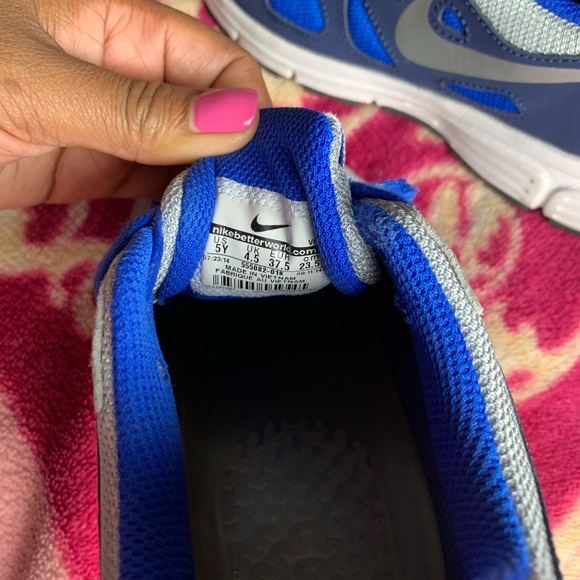 SOLD!!!Nike Revolution 2 Youth sneakers - Picture 4 of 4